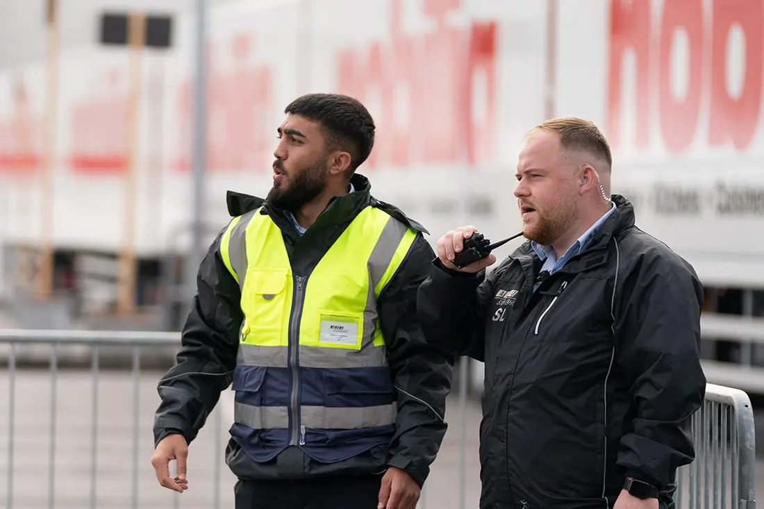 Zwei Sicherheitsbeauftragte, die LKW kontrollieren