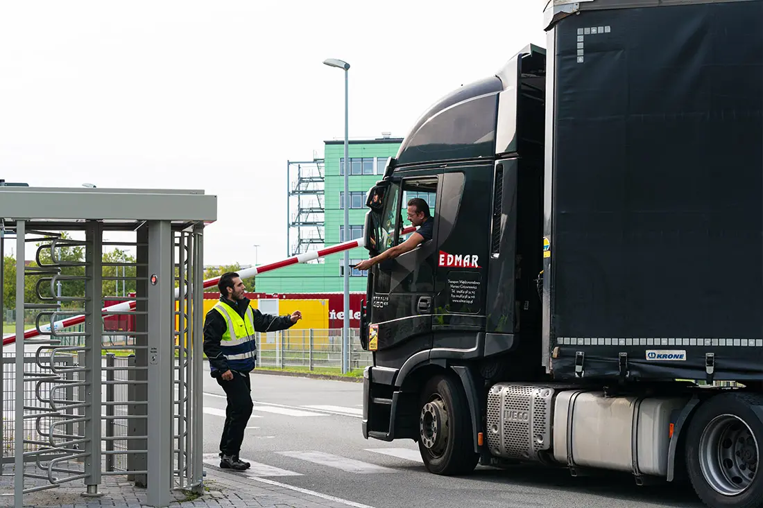 Sicherheitsdienste kontrollieren LKW