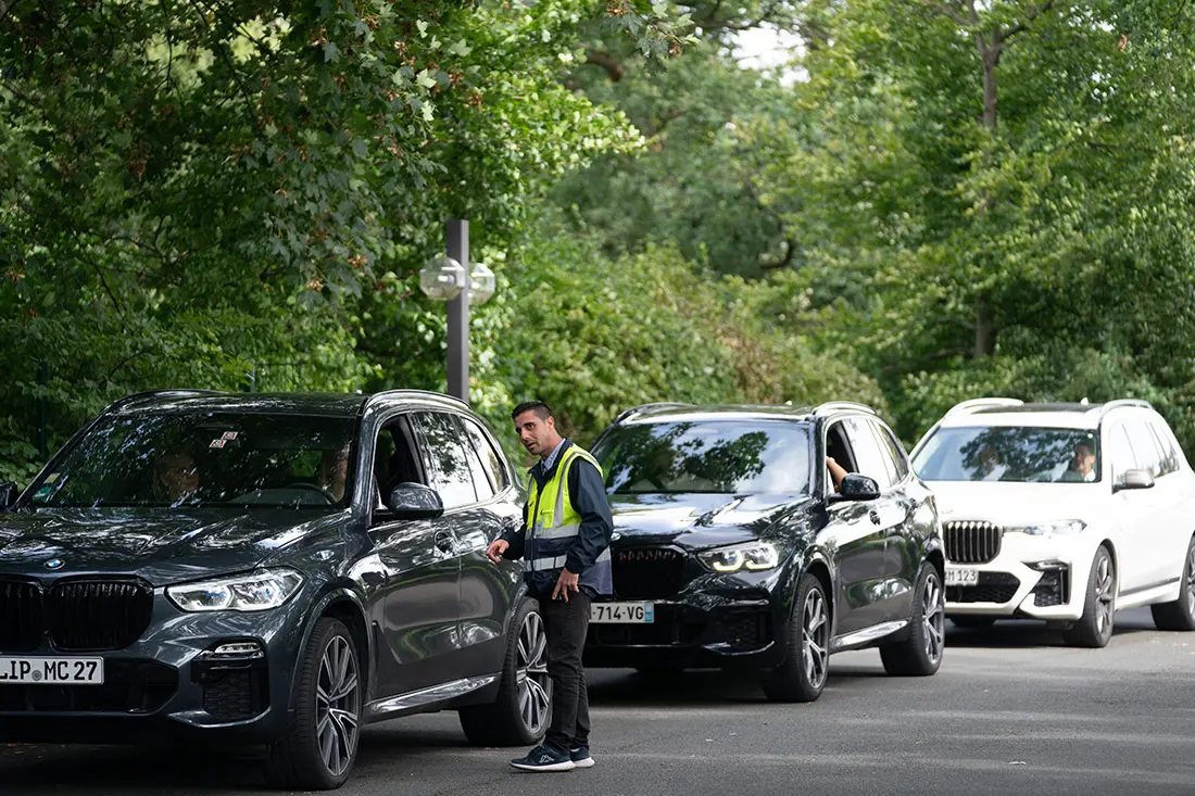 Sicherheitsdienst kontrolliert PKW