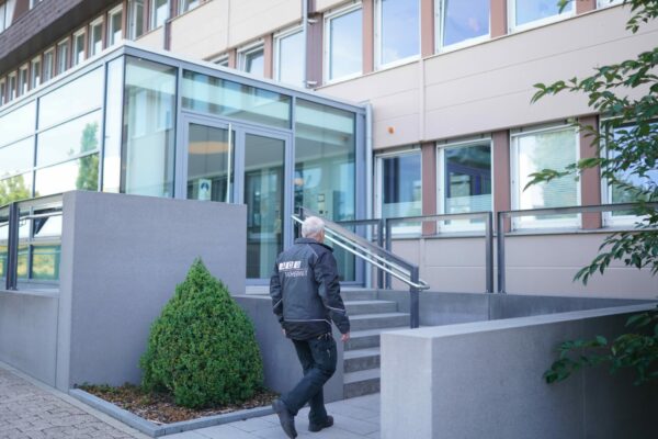 Sicherheitsmitarbeiter 5 bearbeitet