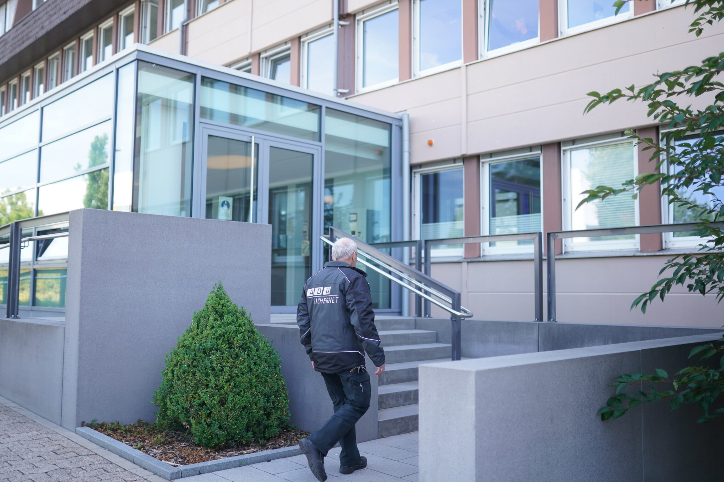 Starker Neustart auf vertrautem Terrain: ADU Sicherheitsdienste übernehmen umfassenden Schutz an der Universität Paderborn